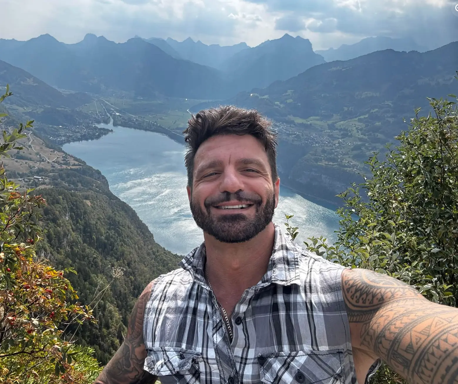 Fabio vor Bergpanorama am Walensee